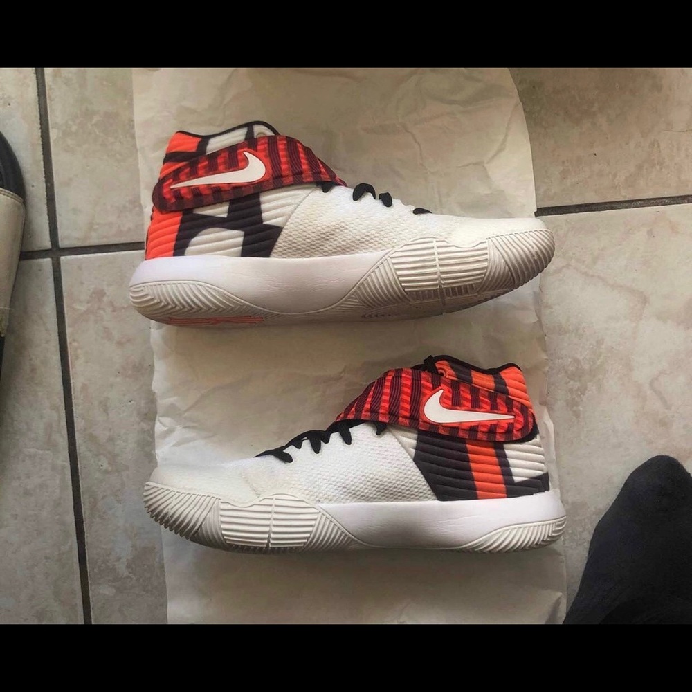 NIKE Kyrie 2 like new only wore them twice